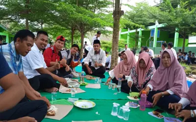 Kepala Program Keahlian Teknik dan Bisnis Sepeda Motor (TBSM) SMK Yaditama Gelar Makan Bersama Dewan Guru dan Siswa / siswi